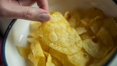Bild: Daniel Karmann/dpa
Chips gehören zu den beliebtesten Snacks bei Verbrauchern in Deutschland - manche essen sie auch im Bett. (Archivfoto)