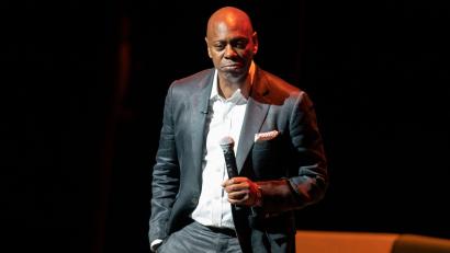 Bild: Gemunu Amarasinghe/AP/dpa
In Saudi-Arabien sollen Comedians wie Dave Chappelle gewaltige Gagen erhalten. (Archivbild)