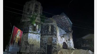 Bild: Stringer/XinHua/dpa
Bei dem Erdbeben wurde auch eine Kirche beschädigt.