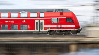 Bild: Robert Michael/dpa
Erst am frühen Morgen wird die Strecke zwischen Eschenau und Gräfenberg wieder freigegeben. (Symbolbild)