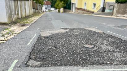 Bild: Gabi Schönberger
In Luhe verläuft die Kreisstraße NEW 17 auf der Glaubenwieser Straße. Diese sollte seit Jahren dringend saniert werden. Nun ist es bald soweit.