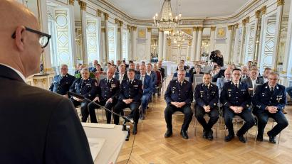 Bild: Regierung der Oberpfalz/Manfred Schmied
Festakt im Spiegelsaal der Regierung der Oberpfalz. Michael Iberer (Ditter von rechts) und Armin Daubenmerkl (Zweiter von rechts) sitzen in der ersten Reihe.