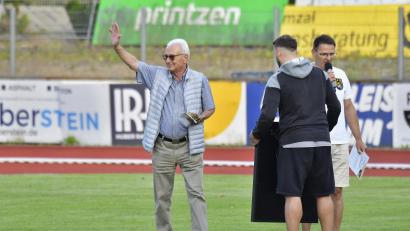 Archivbild: Hubert Ziegler
Nach fast 30 Jahren als Stadionsprecher des FC Amberg wurde Alfred Seppi als Stadionsprecher verabschiedet.
