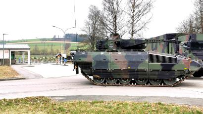 Archivbild: Portner
Modernste Ausrüstung des Panzergrenadierbataillons 122: Puma-Panzer und Lkw fahren an der Wache der Grenzlandkaserne vorbei.