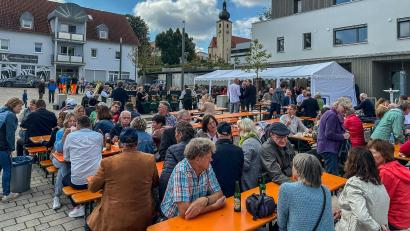 Bild: egl
Ausgiebig feierten die Kümmersbrucker ihren neuen Dorfplatz. Den ganzen Tag über war er sehr gut mit Gästen befüllt.