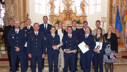 Bild: jp
Die zehn besten Polizeihochschüler des Jahrgang 2022/25 mit den Polizeiführungskräften
von links hinten Stefan Loos, links vorne Michael Holzner, Landespolizeipräsident Michael Schwald und die Lehrgangsbeste Luise Fella aus der Oberpfalz. Rechts vorne: Burgherrin und Leiterin des Studienorts Kastl Marion Irlbacher.