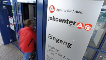 Bild: picture alliance / dpa
Beschäftigte von Jobcentern und anderen Behörden mit Kundenkontakt haben oft Sorge vor Übergriffen. (Archivfoto)