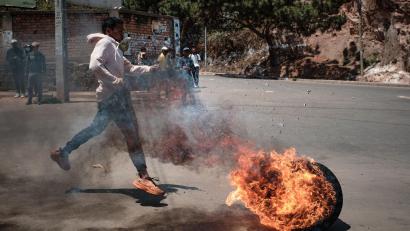 Bild: Iako Randrianarivelo/ZUMA Press Wire/dpa
Die Gen Z-Bewegung und viele Einwohner der Stadt Antananarivo prangern die wiederkehrenden Wasser- und Stromausfälle sowie die Misswirtschaft der Regierung an.