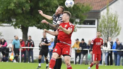 Bild: Hubert Ziegler
Im rassigen Kopfballduell zwischen Fabian Schötz (rechts) vom SV Hahnbach und Remigiusz Szewczyk (links) vom SV Inter Bergsteig geht's ordentlich zur Sache.