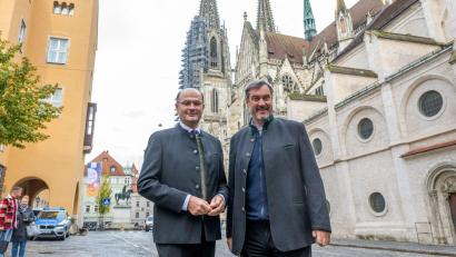 Bild: Armin Weigel/dpa
Bayerns Kabinett um Ministerpräsident Markus Söder (rechts) und Finanzminister Albert Füracker (beide CSU) machte Station in der Oberpfalz - in Regensburg.