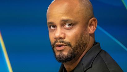 Bild: Peter Kneffel/dpa
Vincent Kompany bei der Pressekonferenz in Zypern.