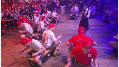 Bild: jua
Die Kirwaburschen eröffnen den letzten Abend mit einer Bierkisten-Einlage.