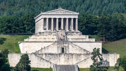 Archivbild: Armin Weigel/dpa
Die imposante Ruhmeshalle Walhalla befindet sich in Donaustauf bei Regensburg.
