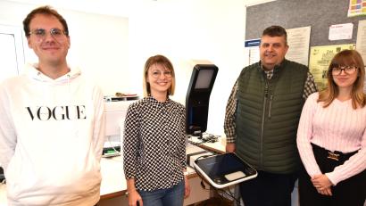 Bild: no
Neue Gesichter im Rathaus (von links): Markus Gebhard (neu), Leiterin der Verwaltungsgemeinschaft Isabel Köstler, der Vorsitzende der Gemeinschaftsversammlung Bürgermeister Dieter Dehling und Laura Rösl-Lieske (neu); auf dem Bild ist auch das neu angeschaffte Gerät zu sehen, mit dem zukünftig biometrische Passbilder für den Personalausweis erstellt werden.