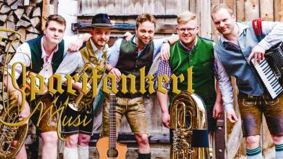 Bild: Zupfer – Moidln/exb
Die "Sparifankerl-Musi" spielt bei der Dotschkirwa.