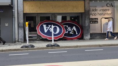 Bild: üd
Die alten C&A-Schilder stehen vor einem Seiteneingang des Gebäudes in der Sedanstraße.