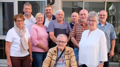 Bild: do
Zum 80. Geburtstag von Hans-Dieter D'Zenit (vorne, Mitte) ließen viele Vereinsvertreter und Wegbegleiter die Fußballer-Legende hochleben.