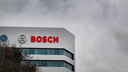 Bild: Bernd Weißbrod/dpa
Werden beim Autozulieferer Bosch noch mehr Stellen abgebaut? Die IG Metall befürchtet das.