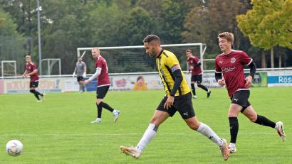 Bild: Gebert
Der Tabellenzweite FC Tirschenreuth gastiert am Sonntag bei der SpVgg Weißenstadt. Das Bild zeigt den zweifachen Torschützen Anthony Hofweller (links) beim 5:0-Sieg des FC gegen den VfB Arzberg.