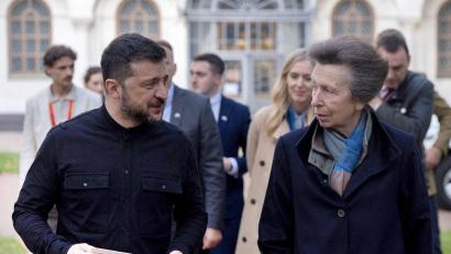 Bild: Thomas Peter/PA Wire/dpa
Prinzessin Anne überreichte dem ukrainischen Präsidenten Wolodymyr Selenskyj einen Brief mit Emblem des Königshauses.