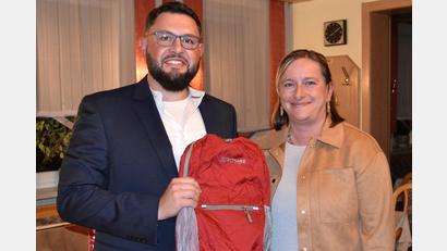 Bild: SPD Ortsverein Neusorg - zur Verfügung gestellt von Simone König
Die Neusorger SPD schickt Corbinian Wedlich in den Wettbewerb um das frei werdene Amt des Bürgermeisters. Mit einem roten Rucksack, gefüllt mit dem notwendigen Rüstzeug, wurde er von Simone König, der Vorsitzenden der SPD-Frauen, beschenkt.