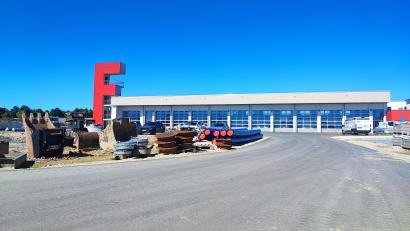 Bild: luk
Noch dient dieser Weg auch als Zufahrt zum neuen Feuerwehrgerätehaus. Nach Abschluss der Arbeiten an den Außenanlagen wird er aber ausschließlich als Ausfahrt für die Einsatzfahrzeuge genutzt.