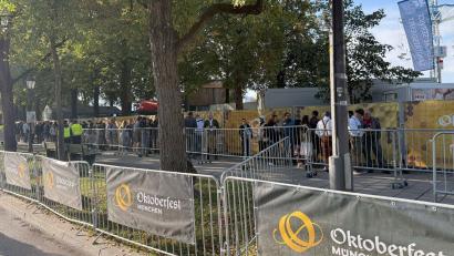 Bild: Manuel Schwarz/dpa
Das Oktoberfestgelände war wegen einer Bombendrohung abgesperrt.