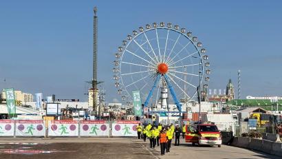 Bild: Christof Rührmair/dpa
Das Oktoberfest bleibt bis mindestens 17 Uhr geschlossen.