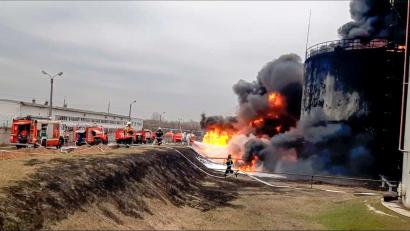 Bild: Uncredited/Russian Emergency Ministry Press Service/AP/dpa
Die Feuerwehr löscht ein in  Brand geratenes Öldepot in Russland. (Archivbild)
