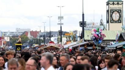 Bild: Felix Hörhager/dpa
Bewölkt und regnerisch soll das letzte Wiesn-Wochenende 2025 laut DWD werden. (Archivbild)