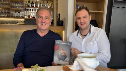 Bild: ge
Stolz präsentieren die Mitorganisatoren Hans-Jürgen Nägerl (links) und Peter Pesold zu den 37. Schlemmerwochen das aktuelle Magazin "Culinary World Tour", das in einer Auflage von 38 000 Stück im ganzen Landkreisn aufliegt.