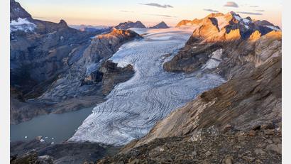 Bild: Matthias Huss/Glamos Gletschermessnetz/Akademie der Naturwissenschaften Schweiz (SCNAT)/dpa
Der Gletscher Claridenfirn im Schweizer Kanton Glarus war im September 2025 komplett schneefrei.