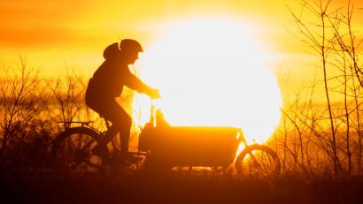 Symbolbild: Julian Stratenschulte/dpa
Lastenrad im Sonnenuntergang. In Amberg und Sulzbach-Rosenberg soll im kommenden Frühjahr ein Gratis-Lastradverleih starten. Ganz unromantisch und sehr praktisch.