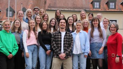 Bild: kro
Die neuen Lehrkräfte im Schulamtsbezirk Tirschenreuth mit Schulamtsdirektorin Martina Puff (vorne rechts), Schulamtsdirektor Armin Engel (hinten links), der Vorsitzenden des Personalrats, Sabine Graser (hinten links) und Schulpsychologin Sabine Sollfrank (vorne links).
