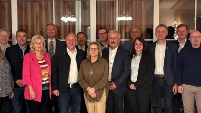 Bild:  Markus Nagler
Nach der Nominierung der Stadtratskandidaten (von links): Altbürgermeister Josef Reindl, Manuela Fronhofer, Martin Bergmann, Stefan Haas, Elisabeth Kraus, Harald Schwartz (MdL), Bürgermeister Marcus Eichenmüller, Liborius Gräßmann, Monika Epp, Michael Ott, Fredi Weiß, Armin König, Iris König, Markus Nagler, Lukas Schiffler, Marcus Schwabl, Alexander Wagner und Ortsvorsitzender Thomas Hottner.
