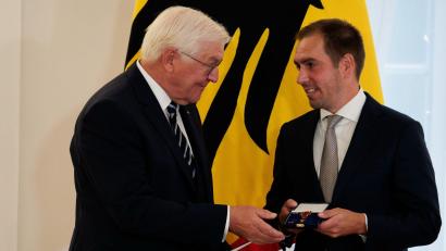 Bild: Carsten Koall/dpa
„Mr. Fairplay“ Philipp Lahm ist unter den neuen Trägerinnen und Trägern des Verdienstordens.
