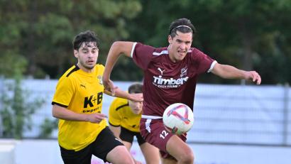 Archivbild: Hubert Ziegler
In dieser Szene läuft der FC Amberg ausnahmsweise hinterher: Julius Dobmeier (vorne) und der FC Weiden Ost sind nur einer von vielen Verfolgern des aktuellen Spitzenreiters.