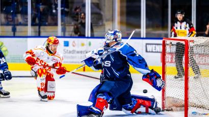Bild: Tobias Neubert
Goalie Michael McNiven (rechts) wird den Blue Devils Weiden nach einer Operation auf unbestimmte Zeit fehlen.