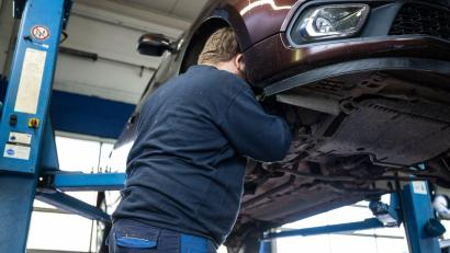 Bild: Hannes P. Albert/dpa
Reparaturen und Wartungen von Autos sind in den vergangenen Jahren deutlich teurer geworden. (Archivbild)