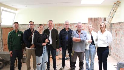 Bild: Anton Schütz
Beim Jour fixe in der Sporthalle Poppenricht besprachen die Verantwortlichen den aktuellen Baufortschritt (von links): Dennis Kohl (Firma E. Kohl Bauunternehmen GmbH), Oliver Pautsch (Firma Tecplan), Christina Eichner B. A. Architektur (Harth + Flierl Architekten GmbH), Bürgermeister Hermann Böhm, Josef Grünwald (ViSoTech GmbH), Josef Ehbauer (Hausmeister), Regina Schatz (Gemeindeverwaltung) und Schulleiterin Janina Schmidt.