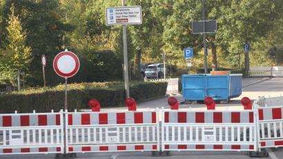 Bild: Hirsch
Die Schwimmbadstraße in Schwandorf ist noch einige Wochen gesperrt. Dort finden derzeit Arbeiten an den Gas- und Stromleitungen statt.