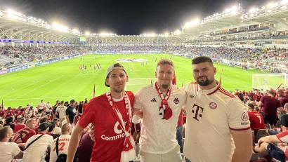 Bild: Dietrich/privat
Dominik Dietrich, Florian Gradl und Nico Roth beim Spiel der Bayern gegen den FC Pafos.