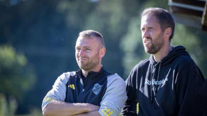 Bild: Günter Uschold
Der Trainer des SV Haselbach, Florian Mulzer (links), und Abteilungsleiter und Co-Trainer Stefan Fischer blicken dem Spitzenspiel gegen den Nachbarn SV Schwandorf/Ettmannsdorf II entgegen.