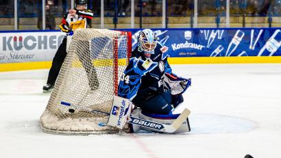 Bild: Elke Englmaier
Michael McNiven, der neue Torhüter und Torwarttrainer in Personalunion bei den Blue Devils Weiden, wurde am Dienstag operiert und fehlt dem Eishockey-Zweitligisten auf unbestimmte Zeit.