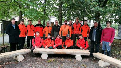 Bild: Claudia Klinger/Don Bosco Ensdorf
Die Azubis aus dem Forstbetrieb Burglengenfeld der Bayerischen Staatsforsten übergaben die neuen Bänke an das Team des Bildungshauses Don Bosco Ensdorf.