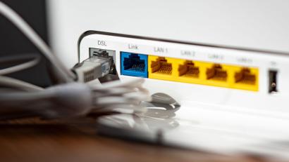 Bild: Fabian Sommer/dpa
Ein LAN-Kabel im Router - in Millionen Haushalten steckt es noch immer in der DSL-Öffnung.
