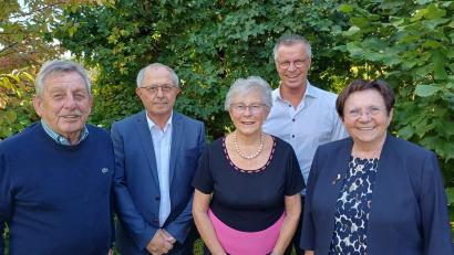Bild: Christian Breunig
Letztes Wochenende feierte Dr. Burglinde Dausch (Mitte) ihren 85. Geburtstag. Bürgermeister Hermann Falk (2. von rechts) und eine Africa-Luz-Delegation mit der Geschäftsführerin und 2. Bürgermeisterin Bärbel Birner (rechts) sowie (von links) Werner Schulz und Reinhold Birner.