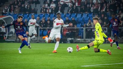 Bild: Andreas Becker/KEYSTONE/dpa
Die frühe Führung für Basel: Albian Ajeti (l.) trifft durch die Beine von Alexander Nübel.
