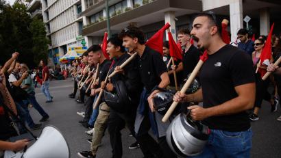Bild: Socrates Baltagiannis/dpa
Streik legt Athen lahm: Bürger und Gewerkschaften demonstrieren für bessere Arbeitsbedingungen