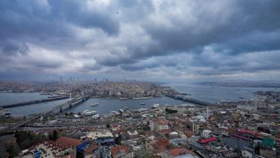 Bild: Emrah Gurel/AP/dpa
Das Erdbeben schreckte die Menschen in Istanbul auf. (Symbolbild)